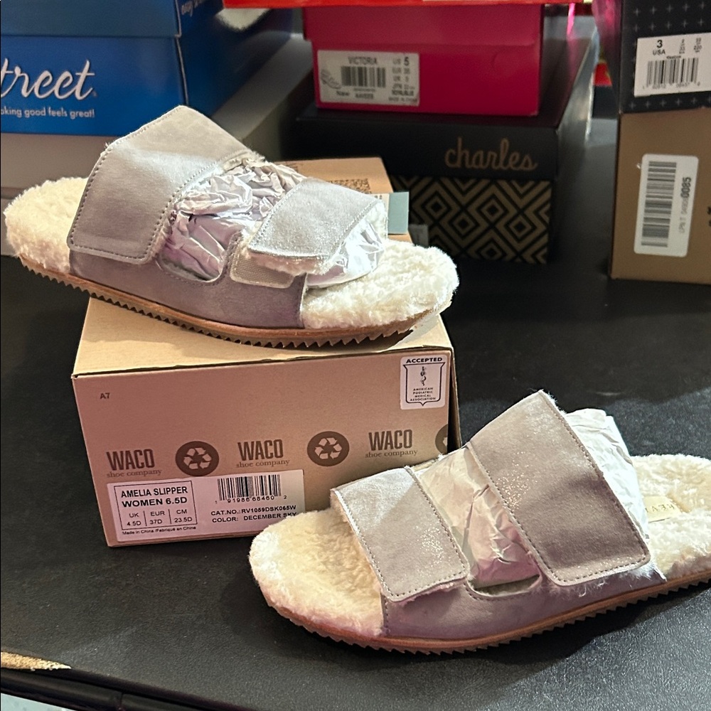 REVITALIGN women’s size 6.5 fuzzy slippers with Velcro Silver Slippers Cream